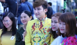 Hàng trăm khán giả ùa lên sân khấu biểu diễn cùng Chí Thiện